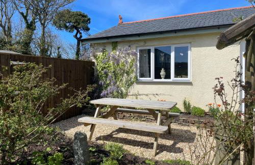 Honeycomb Cottage - a quiet, charming, cosy retreat in the countryside only 2 miles from one of Cornwall's best beaches - Photo 25