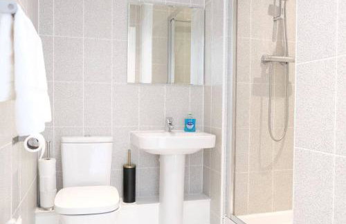 Prime Location - 4 Bedroom 3 Bathroom House - Sleeps up to 8 - Free Parking, Fast Wifi, Balcony, Smart TV and Private Garden by Yoko Property - Foto 8