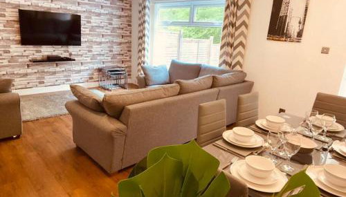 Comfy House with Parking for Multiple Vehicles - Foto 5