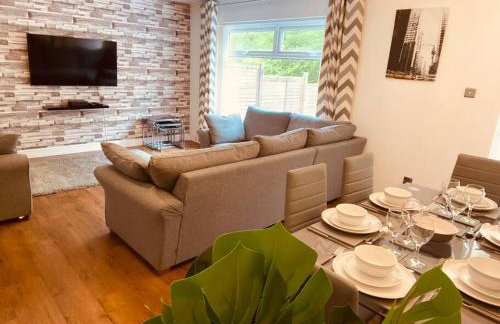 Comfy House with Parking for Multiple Vehicles - Foto 5