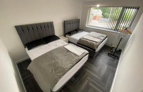 Modern 3 Bedroom Holiday Home -Jaquzzi Bath -Private Parking-suitable for contractors - Free WiFi - Foto 13