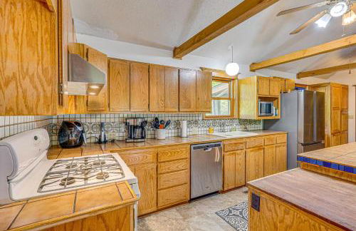 Historic Clark Cabin with Deck and Fishing Pond Access - Foto 9