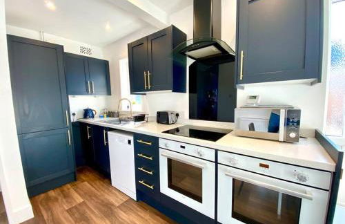 Spacious 3 Bedroom House - 5 Minutes to the nearest Beach! - Great Location - Garden - Parking - Fast WiFi - Smart TV - Newly decorated - sleeps up to 7! Close to Poole & Bournemouth & Sandbanks - Foto 10