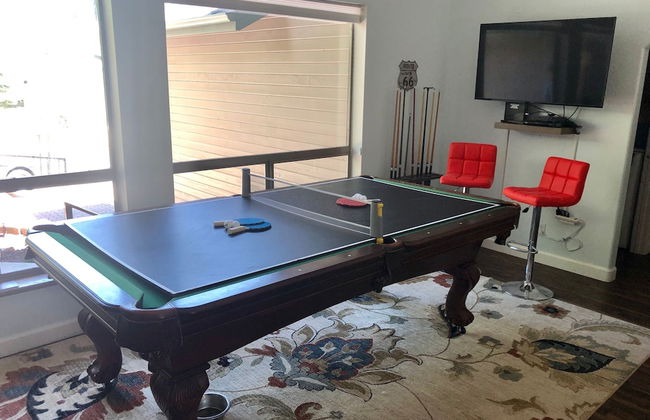 Home In The Pines Near Downtown w Hottub - Foto 19