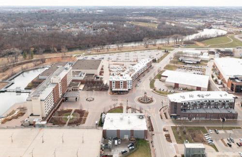 Iowa River Landing steps to Xtream Arena & Coralville Convention Center - Foto 39