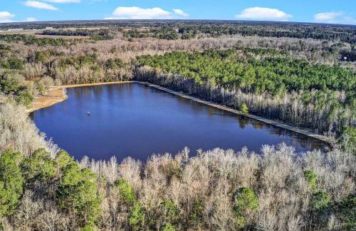 Charming Retreat on 20 Acres with Private Lake! - Foto 22