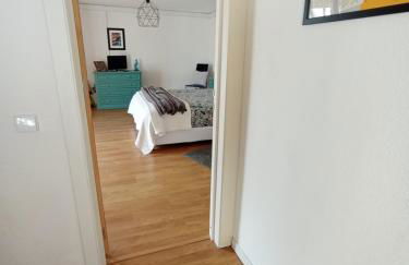 Alojamento - Apartamento ou quarto - Estacionamento à porta - Foto 15