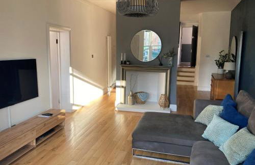 The Clock Tower Apartment - Spacious, Modern, 2 Bedroom Apartment , Southsea with Free parking - sleeps 4 - Photo 8