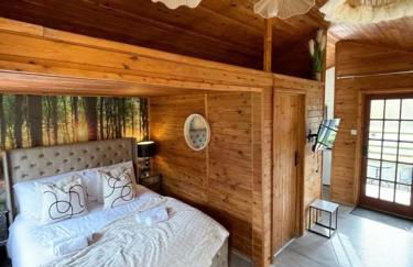 Otter 1 - Private Hot Tub - Bali Inspired Lodge - Bath - Longleat - Wiltshire - Photo 23