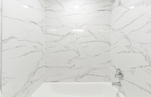 Waterfront Getaway | Pool, Hot Tub & Gym - Photo 31