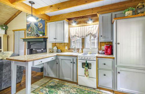 Hike, Swim and Fish Lakefront Cabin in Roach! - Foto 9