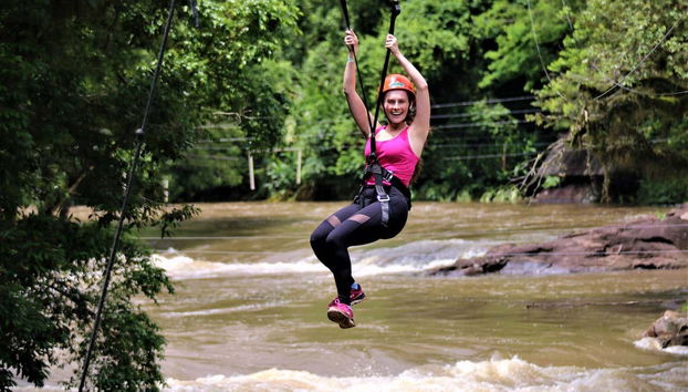 Disfrutando de la actividad de tirolina