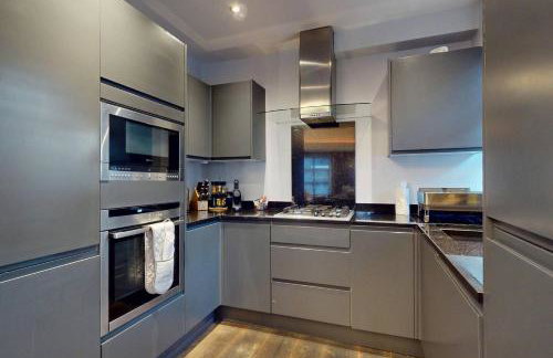 Stylish Penthouse with City Views and Aircon - Pass the Keys - Photo 8