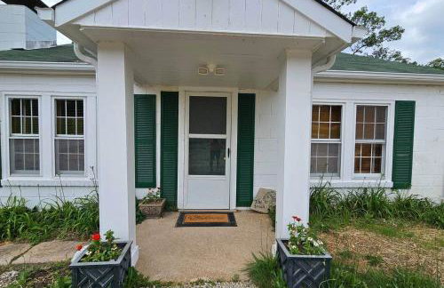 Cozy Cabin Retreat - Sleeps 8 - 1 Hr from STL - Foto 2