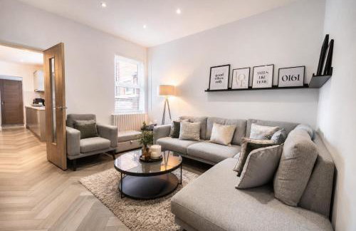 The Manchester Haven Sleeps 10 Near City Centre Breakfast hamper included - Photo 1