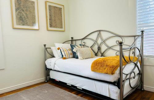 Home Sweet Idahome, feels like home with all the decor you wish you could afford King bed in master, fully fenced dog friendly yard, a few blocks from BSU and downtown Boise, Your perfect stay! - Foto 13