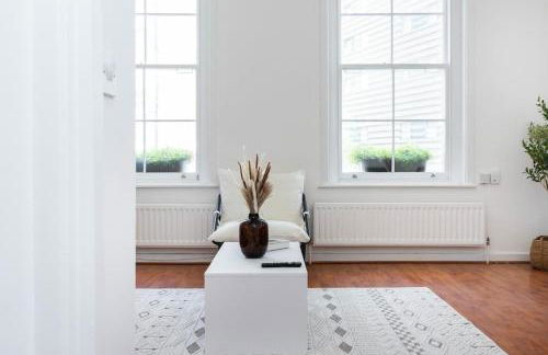 Spacious 1BR Steps from London Bridge & The Shard - Photo 4