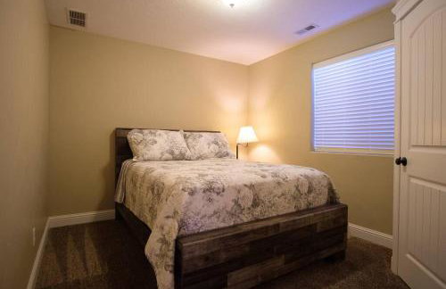 3 Car Garage Full Kitchen Large Backyard Smart TVs - Foto 18