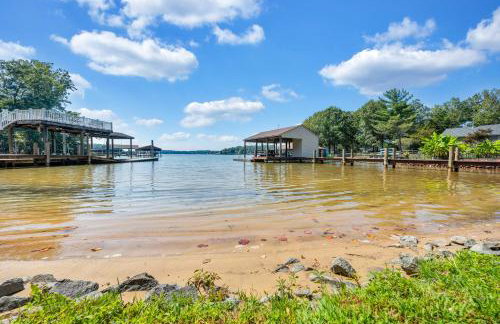 Lakeside Lodge - Lakefront home with private dock & hot tub - Foto 45