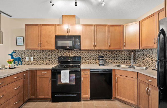 Modern DT Condo Balcony Parking Gym Hot Tub - Foto 35