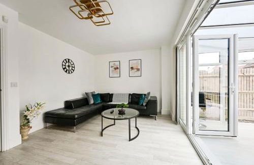 Swan's Place - Large 4bed home, Sleeps 9, Parking x2 & Games room - Foto 44