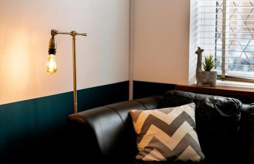 4 bed family home wifi, netflix, parking, close to wicksteed park - Photo 23