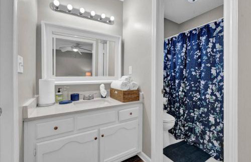 Glamorous 3BR 2BA house w/ large fenced backyard - Foto 36