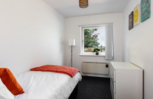 Waterfront 2 Bed Apartment - Free Parking & Wi-Fi - Foto 34