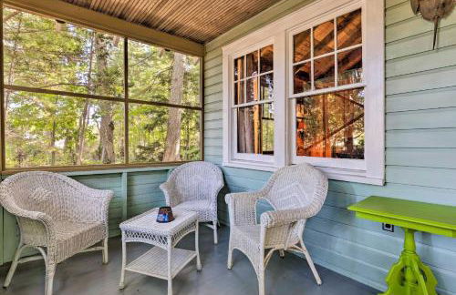 Southold Cottage with Patio and Grill - Walk to Beach! - Foto 1