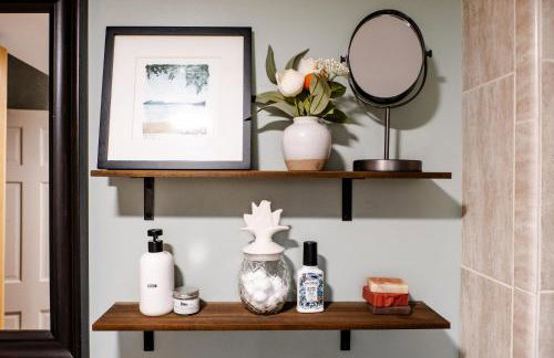 Charming Cabin with Hot Tub & Fire Pit - Foto 27