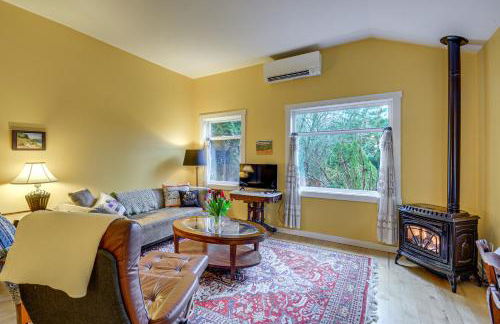 Walk to Irondale Beach Park! Family Haven with Yard - Foto 1