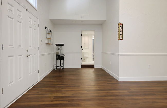 Golden Retreat: Expansive 6BR Home w Heated Pool ~ - Foto 44