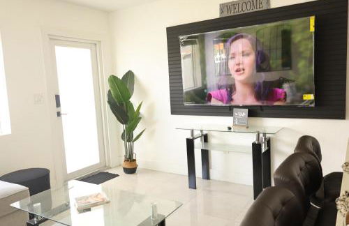 GREAT Luxe House NEAR Downtown & Marina in Miami - Photo 5