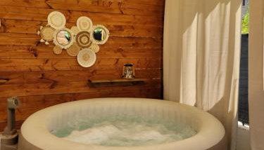 Nuit d'évasion love room avec baignoire balnéo et jardin avec spa - Foto 3
