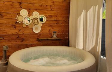 Nuit d'évasion love room avec baignoire balnéo et jardin avec spa - Foto 3