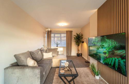 Cosy 3-Bed House With Parking, 5 Mins to QE & Uni - Photo 77