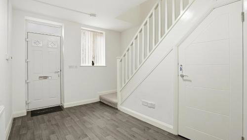Spacious Ensuite Home near M6 with Driveway Parking - Foto 5