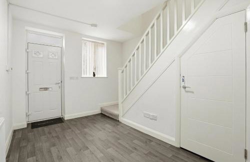 Spacious Ensuite Home near M6 with Driveway Parking - Foto 5