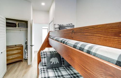 Wraparound Deck and Poker Room Cabin in Munds Park - Foto 23