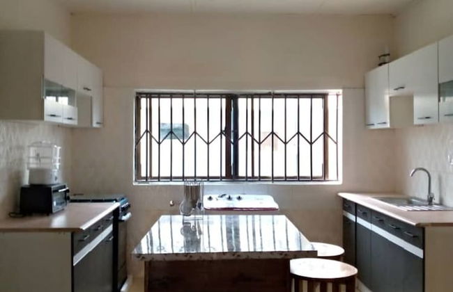 Sleeps8- Private Secure Parking- Garden- Aircon - Foto 12