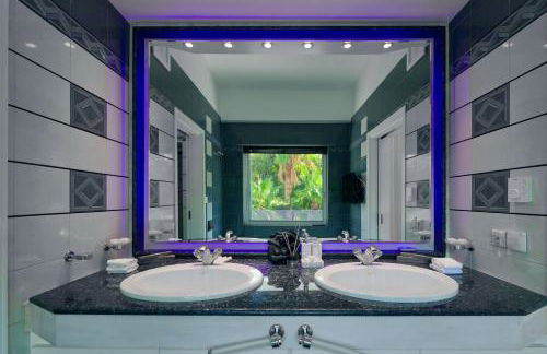 Luxury Villa with Pool, BBQ & Garden in Vouliagmeni - Foto 65