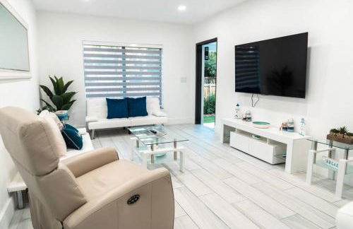 Luxury Retreat 3B ,2Ba POOL , Coral Gables Center - Photo 25