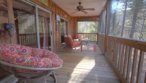 Autumn Ridge- Cozy cabin in the Blue Ridge Mountains with a bubbly hot tub! - Foto 3