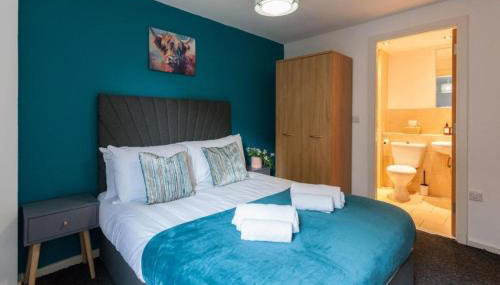 Elegant City Retreat Contemporary 2BR 2BA Netflix Included - Photo 3, towels, wardrobe, heating