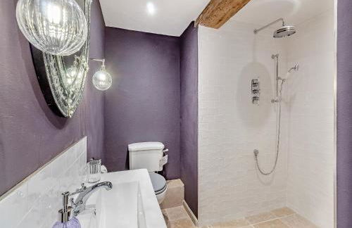 Queens Barn - Photo 21