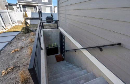 Modern LuxeDen with Private Hot Tub and Fenced Yard - Foto 20