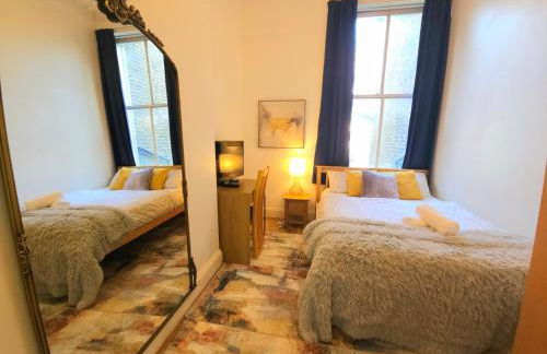 Charming Home with Private Balcony, on 1st floor, with 2 Bathrooms, 3 min walk to Earl's Court Station - Photo 4