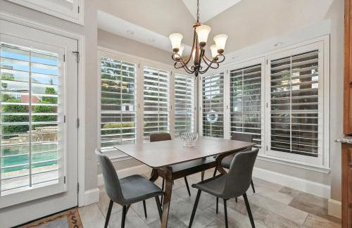 Lewisville Luxe Pool Getaway - Patio BBQ TV Room - Foto 17