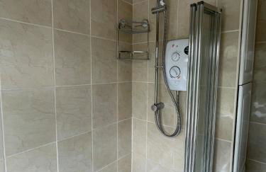 Beautiful 2 Bedroom house with big Garden & Parking fast wifi, and king size bed - Foto 32