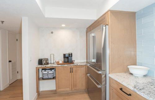 Luxury direct oceanfront corner with a large private balcony, heated pool and garage - Photo 42